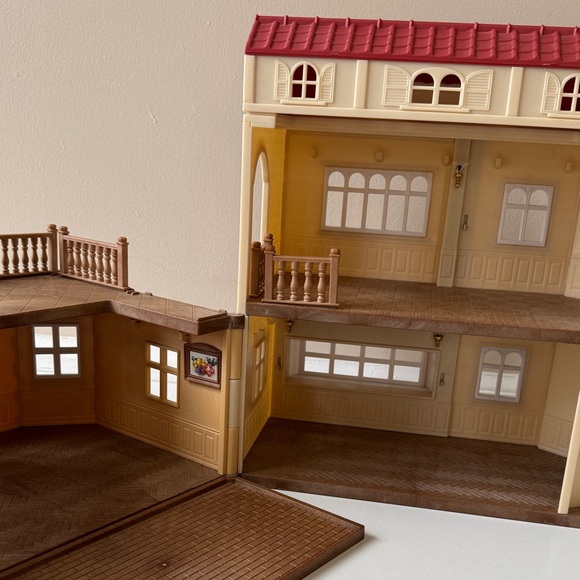 Calico Critters Charming Red Roof Dollhouse - Picture 12 of 16